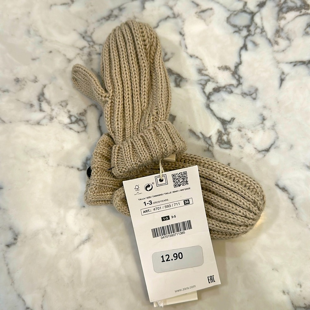 Zara Brand new knit Mittens SOLD
